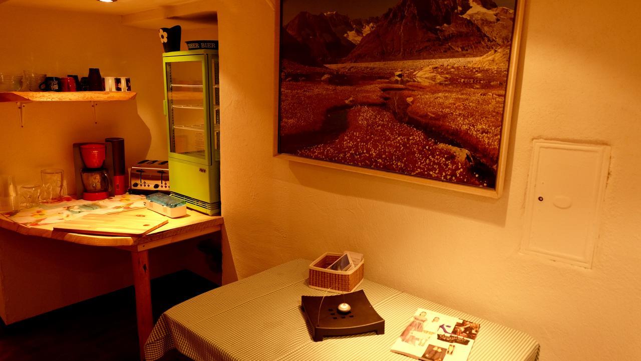 Weisses Roessl Hostel *