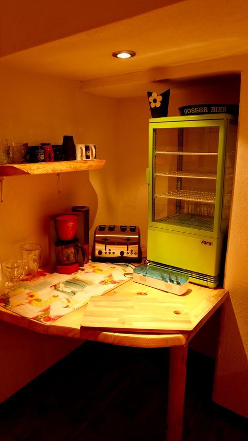 Weisses Roessl Hostel *